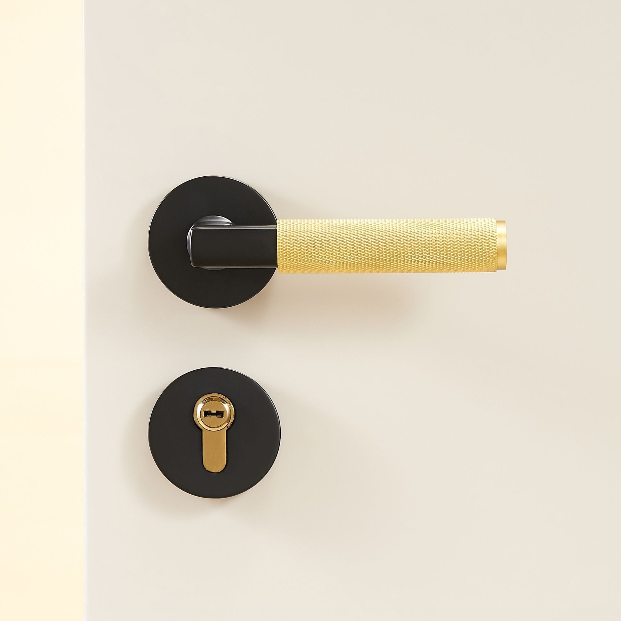 Door handle 308A-243 | Knurled | Black + Brass
